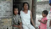 Anak Penjual Kerupuk di Garut Jadi Tulang Punggung Keluarga. (Liputan6.com/Jayadi Supriadin)