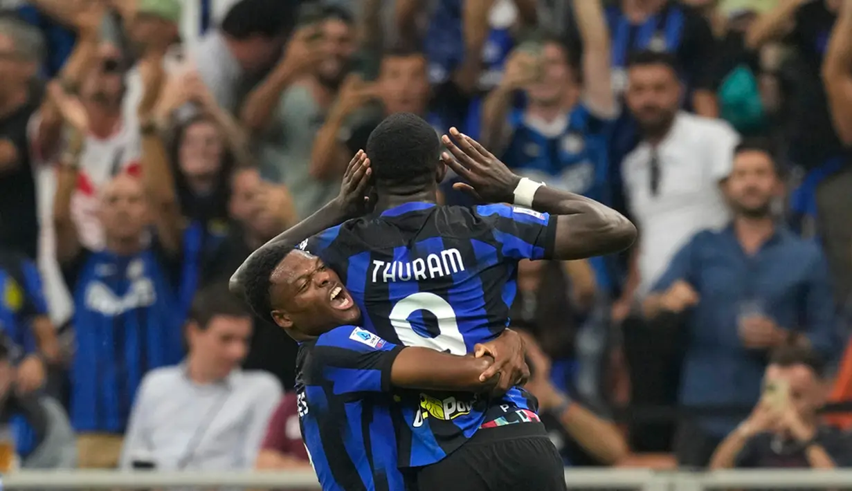 Inter Milan unggul cepat saat laga berjalan lima menit. Tendangan Federico Dimarco yang dibelokkan Henrikh Mkhitaryan di kotak penalti tak mampu diantisipasi kiper Mike Maignan. (AP Photo/Antonio Calanni)