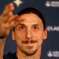 Pemain anyar LA Galaxy, Zlatan Ibrahimovic dalam konferensi pers bersama Major League Soccer (MLS) di StubHub Center, California, Jumat (30/3). Ibrahimovic pertama kali diperkenalkan sebagai pemain anyar Los Angeles Galaxy. (AP/Ringo H.W. Chiu)