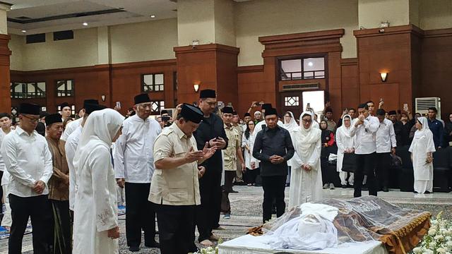 Presiden Prabowo Subianto melayat Wakil Gubernur Jakarta periode 1982-1987 yang juga tokoh pencak silat Mayjen TNI (Purn) Eddie Marzuki Nalapraya, di Padepokan Pecak Silat, Taman Mini Indonesia Indah (TMII), di Jakarta Timur, Selasa (13/5) (Alma Fikhasari