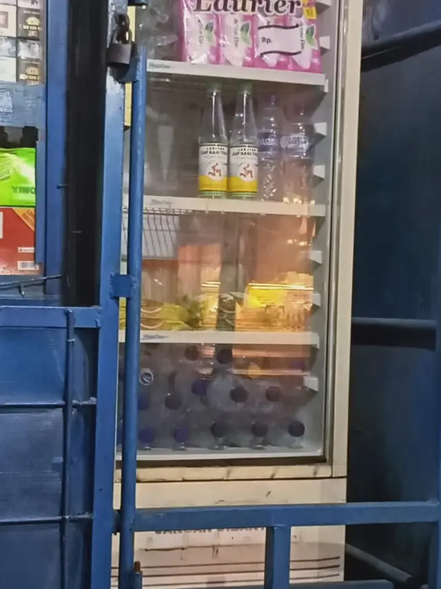 Potret Warung dengan Penataan Barang yang Unik, Bikin Geleng Kepala. (Sumber: Twitter/nocontextwarung)