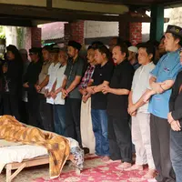 Musisi legenda Yon Koeswoyo meninggal dunia pada Jumat (5/1/2018) setelah subuh. Almarhum menghembuskan napas terakhirnya di usia 77 tahun. (Adrian Putra/Bintang.com)
