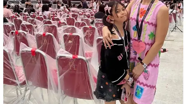 8 Gaya Artis dan Anaknya Nonton BLACKPINK 'DEADLINE' di Jakarta, Kompak Abis