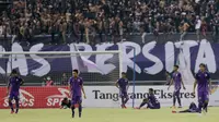 Pemain Persita Tangerang tampak kecewa usai gawangnya dibobol PSS Sleman pada laga Liga 2 di Stadion Benteng Taruna, Tangerang, Jumat (26/10/2018). Kedua tim bermain imbang 1-1. (Bola.com/M Iqbal Ichsan)