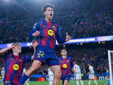 Pemain Barcelona, Marc Bernal, melakukan selebrasi setelah mencetak gol ke gawang Newcastle United pada pertandingan leg kedua babak 16 besar Liga Champions di stadion Camp Nou di Barcelona (19/3/2026). (AP Photo/Joan Monfort)