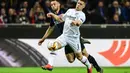 Aksi Luka Jovic pada leg kedua, babak 16 besar Liga Europa yang berlangsung di Stadion Giuseppe Meazza, Jumat (15/3). Inter Milan kalah 0-1 kontra Eintracht Frankfurt. (AFP/Miguel Medina)