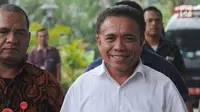Gubernur Aceh Irwandi Yusuf dengan pengawalan petugas tiba di Gedung KPK, Jakarta, Rabu (4/7). (Merdeka.com/Dwi Narwoko)