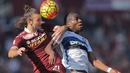 Pemain Torino Gaston Alexis Silva Perdomo (kiri) berebut bola dengan pemain Inter Milan Geoffrey Kondogbia pada lanjutan Liga Italia Serie A di Stadion Olympic, Turin, MInggu (8/11/2015) WIB. Inter menang 1-0. (AFP Photo/Marco Bertorello)