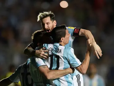 Lionel Messi mencetak satu gol plus dua assist, sekaligus membantu Argentina menang 3-0 atas Kolombia pada laga kualifikasi Piala Dunia 2018 zona CONMEBOL di Estadio San Juan del Bicentenario, Selasa (15/11/2016). (AFP/Juan Mabromata)