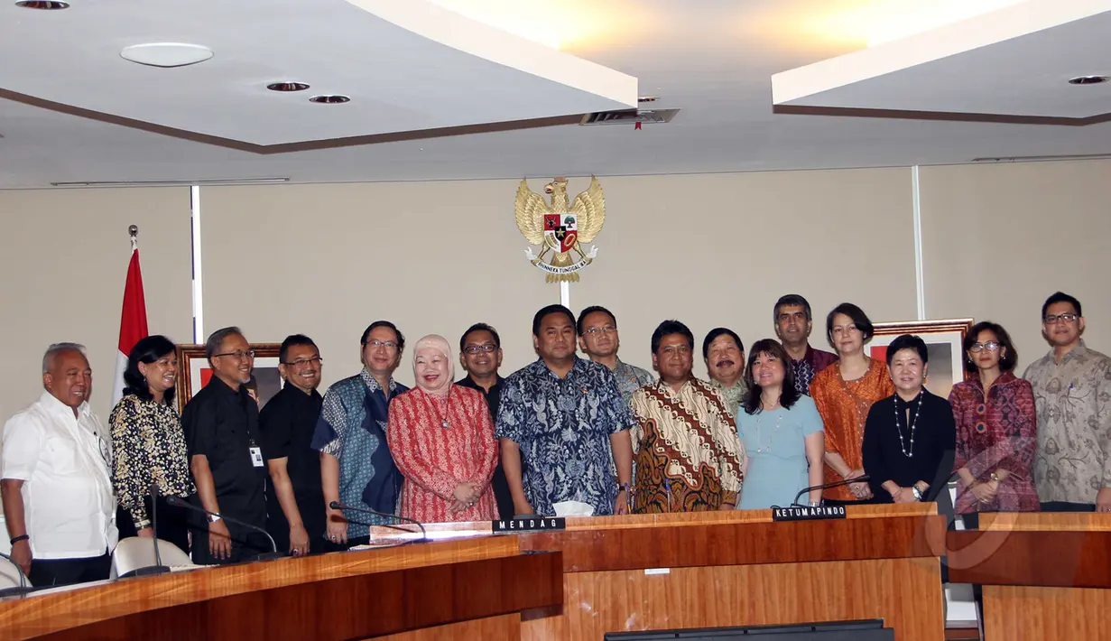 Mendag, Rachmat Gobel berfoto bersama dengan Asosiasi Pengusaha Indonesia (Apindo) usai penandatanganan Nota Kesepahaman (MoU) antara Kemendag dengan Apindo di Gedung Kemendag, Jakarta, Senin, (13/4/2015).  (Liputan6.com/Helmi Afandi)