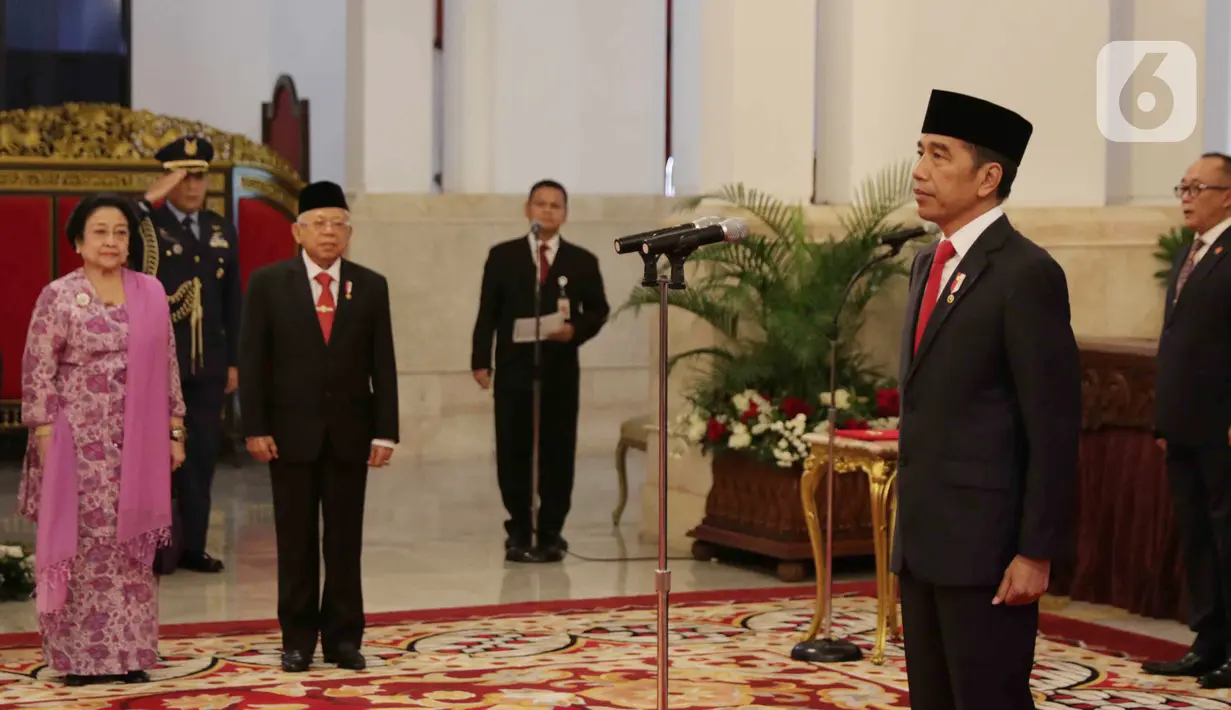 Presiden Joko Widodo atau Jokowi saat melantik Laksamana Madya (Laksdya) TNI Aan Kurnia sebagai Kepala Badan Keamanan Laut (Bakamla) di Istana Negara, Jakarta, Rabu (12/2/2020). Aan Kurnia menjadi Kepala Bakamla menggantikan Laksamana Madya Achmad Taufiqoerrochman. (Liputan6.com/Faizal Fanani)