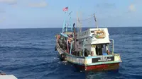 Sebuah kapal berbendera Malaysia tertangkap tangan melakukan illegal fishing
