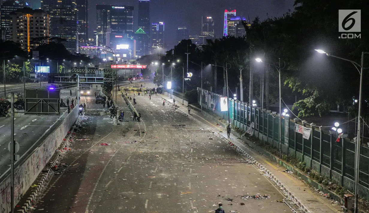 Suasana Jalan Tol Dalam Kota dan Jalan Gatot Soebroto pasca demonstrasi mahasiswa di depan Gedung DPR/MPR, Jakarta, Selasa (24/9/2019). Demonstrasi mahasiswa di depan gedung DPR RI berujung ricuh, polisi menembakkan gas air mata dan water cannon untuk membubarkan demo. (Liputan6.com/Faisal Fanani)