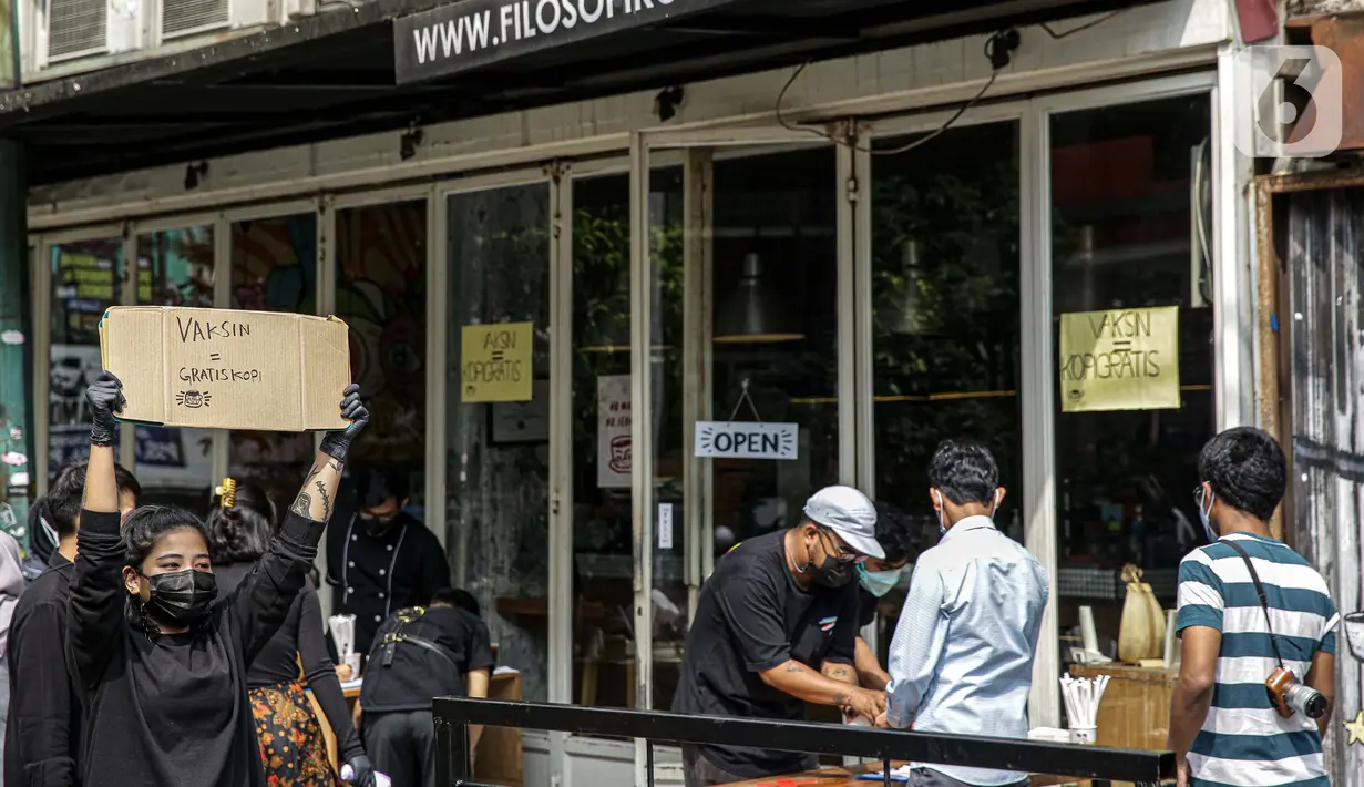 Warga menerima kopi gratis di Filosofi Kopi Melawai, Jakarta, Rabu (30/6/2021). Filosofi Kopi memberikan kopi gratis bagi warga yang telah melakukan vaksinasi COVID-19. Kegiatan tersebut merupakan bentuk dukungan kepada masyarakat agar melakukan vaksinasi COVID-19. (Liputan6.com/Faizal Fanani)