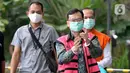 Komisaris PT Hanson International Tbk (MYRX), Benny Tjokrosaputro (kiri) dan Plt Kepala Dinas PUPR Muara Enim, Ramlan Suryadi (kanan) akan menjalani pemeriksaan oleh penyidik di Gedung KPK, Jakarta, Selasa (9/6/2020). (merdeka.com/Dwi Narwoko)