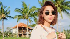 Salah satu fashion item yang sering dipakai Adinda Thomas adalah kacamata. Selain melindungi dari sinar matahari, penampilan seleb kelahiran 1993 ini makin keren dengan kacamata. (Liputan6.com/IG/@adindathomas)