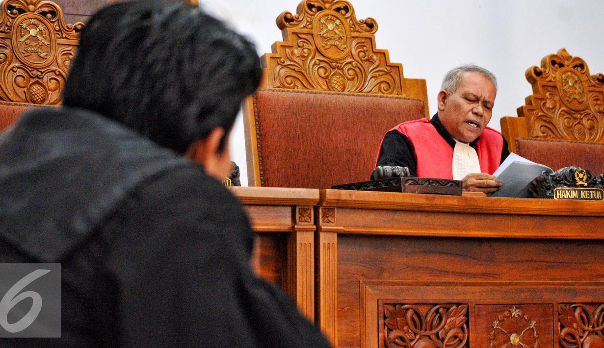 Kuasa hukum mantan Gubernur Papua Barnabas Suebu, Wahyudi mendengarkan putusan sidang praperadilan di PN Jakarta Selatan, Selasa (7/7/2015). Barnabas ditetapkan tersangka oleh KPK atas kasus DED PLTA sungai Urumuka tahun 2010. (Liputan6.com/Yoppy Renato)