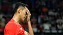 Pebulu tangkis tunggal Indonesia, Jonatan Christie mengusap wajahnya saat melawan Kenta Nishimoto asal Jepang pada babak semifinal Asian Games 2018 di Istora Senayan, Jakarta, Senin (27/8). Jonatan menang lewat rubber game. (ANTARA FOTO/INASGOC/tom/18)