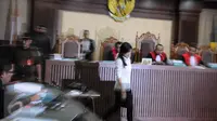 Terdakwa Jessica Kumala Wongso saat memasuki ruang sidang di Pengadilan Negeri Jakarta Pusat, Rabu (5/10). Terdakwa Jessica tengah jalani sidang lanjutan dengan agenda pembacaan tuntutan oleh Jaksa Penuntut Umum. (Liputan6.com/Helmi Afandi)