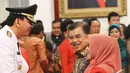 Wakil Presiden Jusuf Kalla dan Istri memberikan ucapan selamat kepada Ahok usai acara pelantikan Gubernur di Istana Negara, Rabu (19/11/2014). (Liputan6.com/Faizal Fanani)