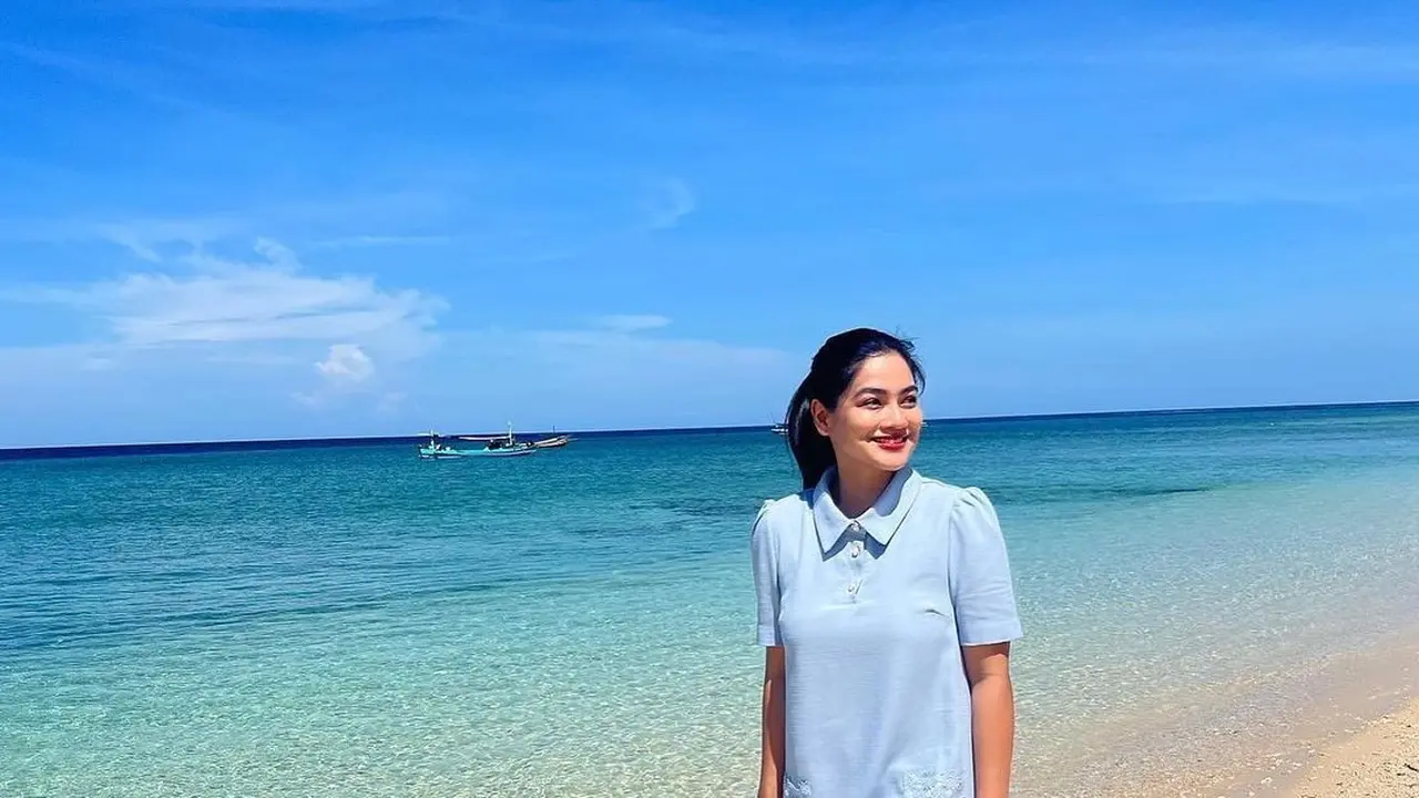 6 Potret Gaya Feminin Titi Kamal Liburan di Banyuwangi, Makin Awet Muda Usia 41 Tahun
