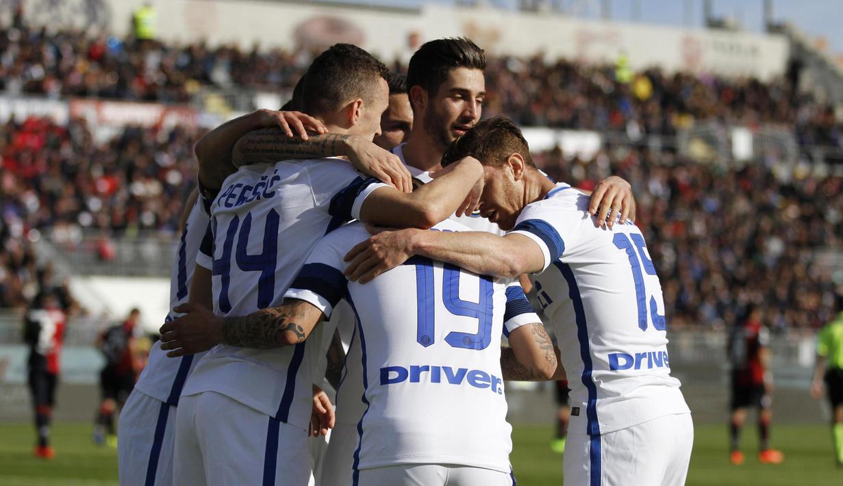 Para pemain Inter Milan merayakan gol Ivan Perisic ke gawang Cagliari pada lanjutan Serie A di Sant'Elia stadium,  Cagliari, (5/3/2017). Inter Milan menang 5-1. (Fabio Murru/ANSA via AP)