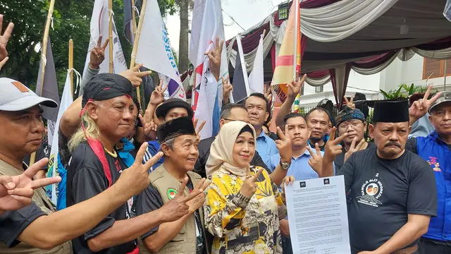 Ketua Dewan Kehormatan Kawulo Alit Indonesia (KAI) Sofiatun Gudono  di Kediaman Prabowo Subianto, Jalan Kertanegara, Jakarta Selatan, Jumat (9/2/2024). (Arief/Liputan6.com)
