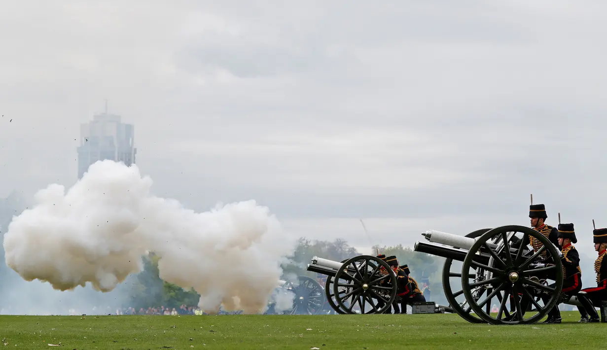 Anggota Raja Pasukan Royal Horse menembakkan meriam dalam menyambut kelahiran anak ketiga Pangeran William dan Kate Middleton di London, Selasa (24/4). Tradisi tersebut merupakan bentuk penghormatan bagi anggota baru keluarga kerajaan. (AFP/Adrian DENNIS)