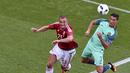 Cristiano Ronaldo mencetak dua gol dan satu assist saat Portugal ditahan Hungaria 3-3, (22/6/2016). (AFP/Jean-Philippe Ksiazek)