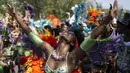 Seorang partisipan menari saat mengikuti West Indian Day Parade di Brooklyn, New York, Senin (7/9/2015). Parade yang berlangsung tiap tahun ini merayakan budaya Karibia dan sejarah. (REUTERS/Andrew Kelly)