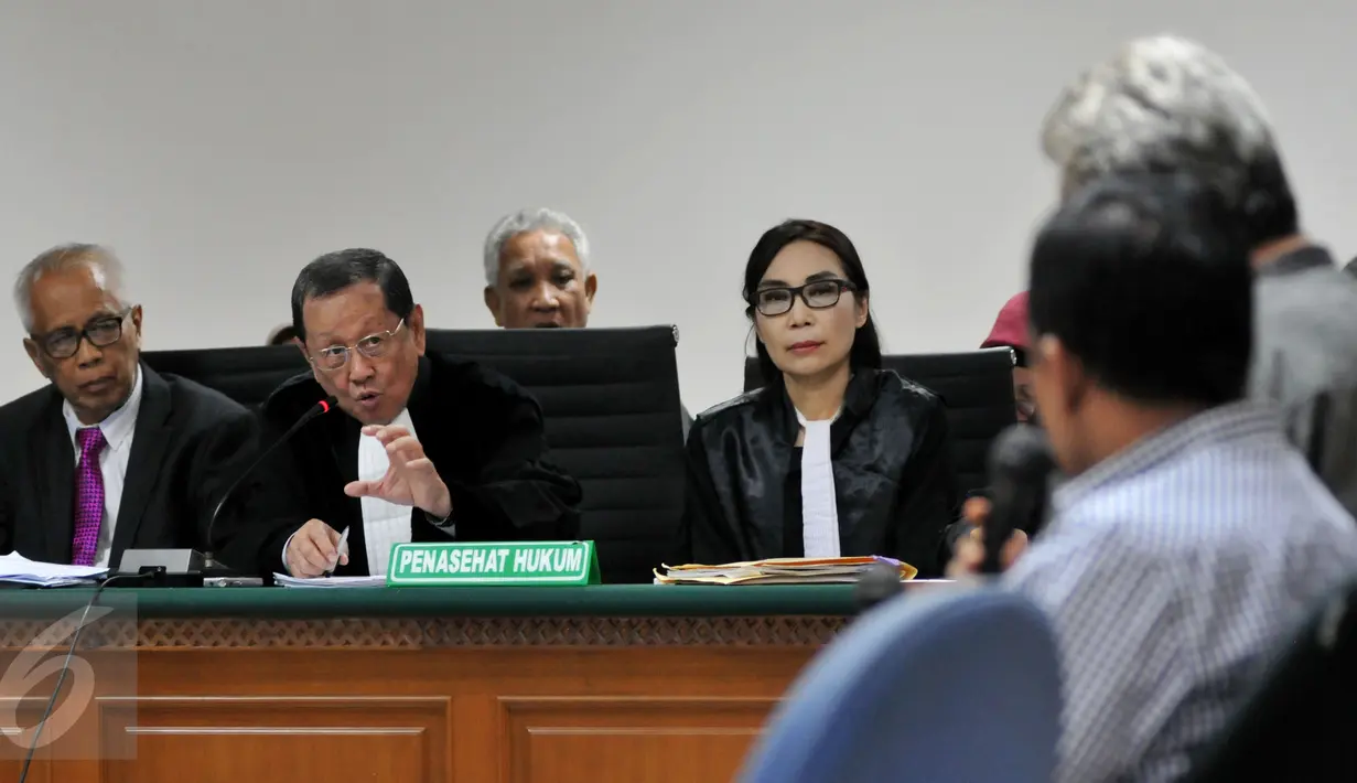 Penasehat hukum OC Kaligis memberikan pertanyaan saat sidang di Pengadilan Tipikor, Jakarta, Kamis (8/10/2015). JPU menghadirkan tiga saksi yaitu Hakim PTUN Medan Tripeni Irinto Putro, Darmawan Ginting dan Amir Fauzi. (Liputan6.com/Andrian M Tunay)