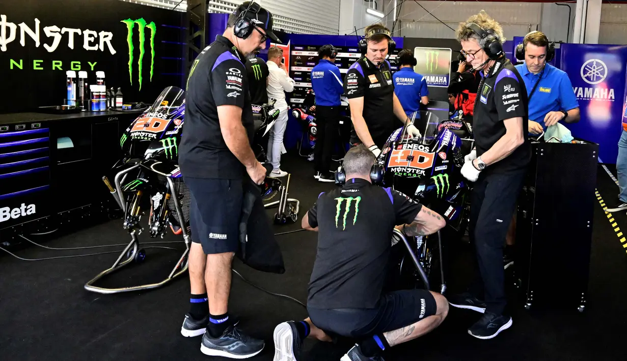 Persiapan maksimal dilakukan oleh Yamaha agar Fabio Quartararo mendapatkan hasil yang bagus dalam sesi latihan yang akan menentukan posisi start. MotoGP adalah dunia yang penuh kejutan, walaupun kemungkinannya sangat kecil bagi Quartararo dan Yamaha. (AFP/Javier Soriano)