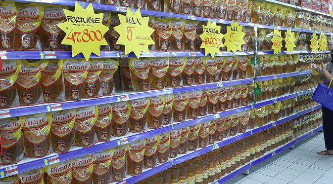 Seorang ibu tengah membeli minyak goreng di sebuah pusat perbelanjaan di Tangerang. (Liputan6.com/Pramita Tristiawati)