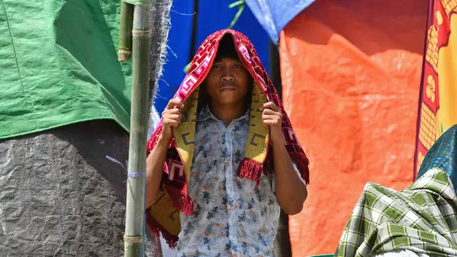 Bangunan Luluh Lantak, Korban Gempa Lombok Salat di Luar Ruangan