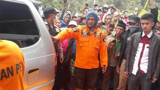 Ratusan Warga Dieng Kulon, Batur, Banjarnegara menonton penemuan jenazah di dalam mobil. (Foto: Liputan6.com/SRU RAPI BJN/Muhamad Ridlo)