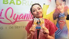 Pedangdut Siti Badriah menunjukan album terbarunya berjudul 'Lagi Syantik' di kawasan Cideng, Jakarta, Kamis (6/9). Single "Lagi Syantik" telah ditonton lebih dari 200 juta kali di situs YouTube. (Liputan6.com/Faizal Fanani)