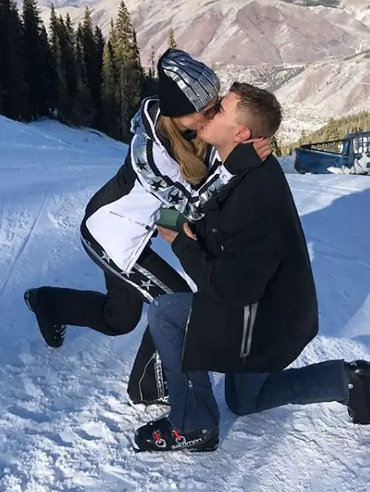 Aktris Paris Hilton mencium Chris Zylka yang telah melamarnya di Pegunungan Aspen, Colorado, Amerika Serikat. Cincin tersebut dipesan Chris Zylka pada Michael Greene pada musim panas lalu. (Instagram/@parishilton)