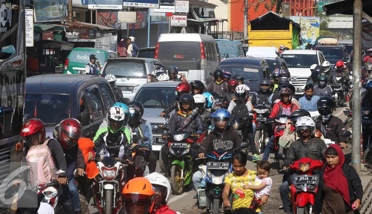 Kendaraan terjebak kemacetan di sepanjang Simpang Cagak Nagreg, Jawa Barat, Minggu (3/7). Tingginya volume kendaraan serta aktivitas pasar menjadi penyebab kemacetan di kawasan tersebut. (Liputan6.com/Immanuel Antonius)