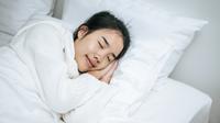 Menjaga kualitas tidur yang cukup setiap harinya bisa menjadi salah satu cara agar terbebas dari risiko stroke. (Foto dok: Freepik/jcomp).