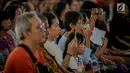 Jemaat menyaksikan drama penyaliban Yesus (tablo) saat ibadah Jumat Agung di Gereja Katedral, Jakarta, Jumat (17/4). Kegiatan tesebut merupakan rangkaian dari pekan suci perayaan Paskah 2019 Paroki Katedral Jakarta yang mengambil tema 'Kita Berhikmat, Bangsa Bermartabat'. (Liputan6.com/Faizal Fanani