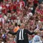 Manajer Manchester United, Jose Mourinho, memperlihatkan ekspresi di tengah laga kontra Leicester City, pada laga Community Shield 2016, di Stadion Wembley (7/8/2016). Mou menyebut Liga Champions musim ini tak ramai tanpa kehadiran Setan Merah.  (Reuters/