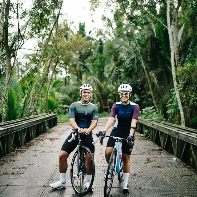 6 Momen Seru Liburan Dian Sastro Bersama Suami, Sepedaan Bareng di Magelang