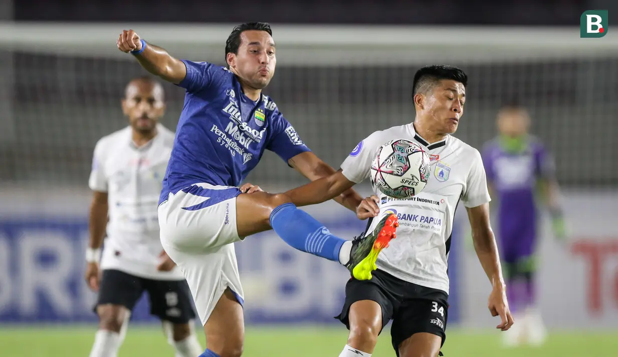 Ezra Walian. Striker naturalisasi asal Belanda berusia 24 tahun ini baru mencetak 1 gol dalam 9 laga di BRI Liga 1. Debut bersama Timnas terjadi pada 21 Maret 2017 di bawah pelatih Luis Milla dan telah bermain 3 kali dengan mencetak 1 gol dan 1 assist. (Bola.com/Bagaskara Lazuardi)