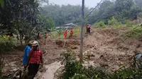 Penanganan oleh BPBD pasca longsor di Kecamatan Gegerbitung Kabupaten Sukabumi (Liputan6.com/Fira Syahrin).