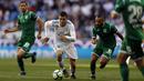 Gelandang Real Madrid, Mateo Kovacic, menggiring bola saat melawan Leganes pada laga La Liga di Santiago Bernabeu, Sabtu (28/4/2018). Real Madrid menang 2-1 atas Leganes. (AP/Francisco Seco)
