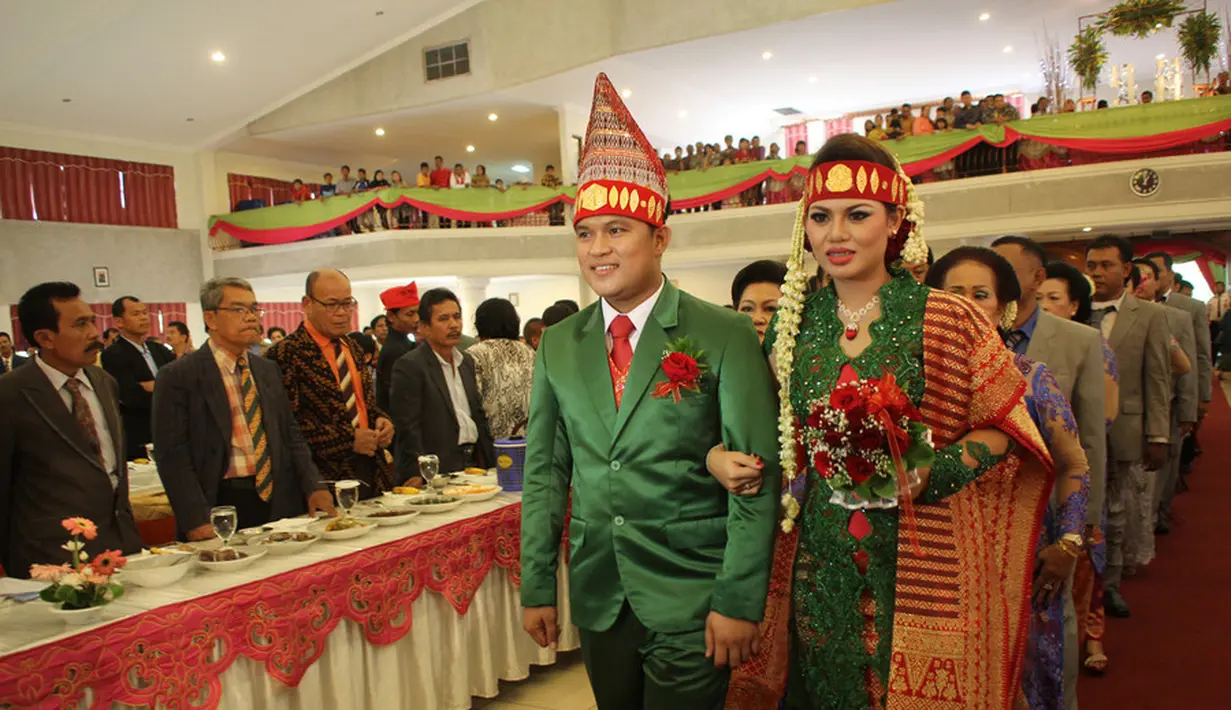 Valentina yang bersuku Jawa juga mendapatka marga sebelum menikah dengan Posan Tobing. Posan sebelumnya mencarikan orang tua angkat, hingga akhirnya Valentina bisa mendapatkan marga Turnip. Posan dan Valentina H. T. J. H Br. Turnip nikah pada 13 Juni 2013 setelah 1,5 tahun pacaran. [dok. Kapanlagi]