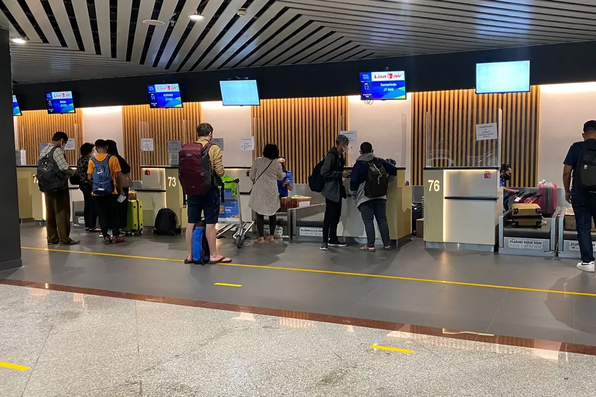 Suasana Bandara Juanda jelang mudik Lebaran 2022. (Dian Kurniawan/Liputan6.com).