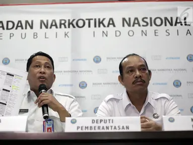 Kepala BNN Komjen Budi Waseso (kiri) bersama Deputi Pemberantasan BNN Irjen Arman Depari memaparkan kasus tindak pidana pencucian uang (TPPU) Kepala Rutan Purwerojo  di Kantor BNN, Jakarta, Rabu (17/1). (Liputan6.com/Arya Manggala)