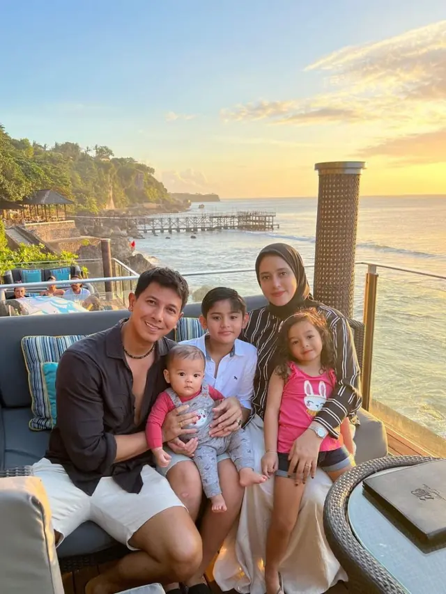 Fairuz A Rafiq di pantai (Instagram/fairuzarafiq)