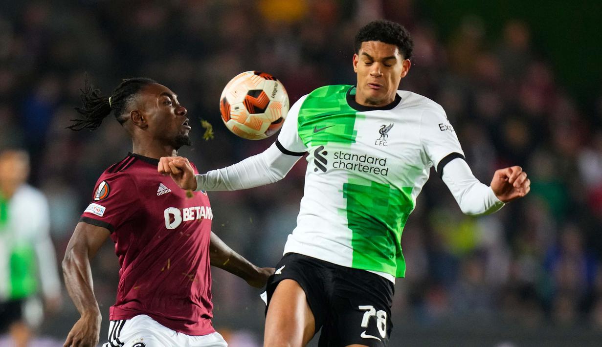 Dua gol Darwin Nunez (25 dan 45+3) menutup keunggulan Liverpool atas Sparta Praha di babak pertama. (AP Photo/Petr David Josek)